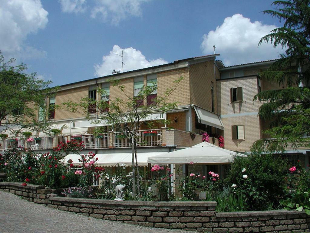 Oasi Di Pace Hotel Sutri Kültér fotó